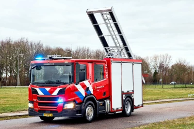 Ts tankautospuit met uitschuifbare ladder