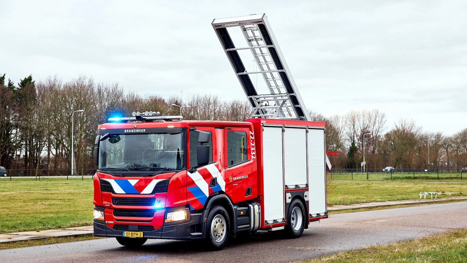 Ts tankautospuit met uitschuifbare ladder